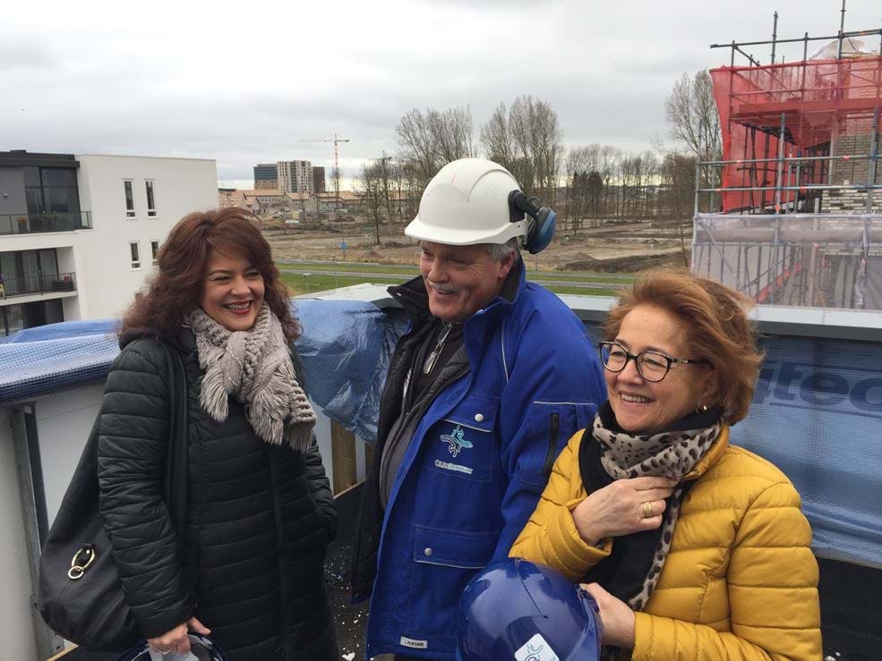 Uitvoerder met twee bewoners